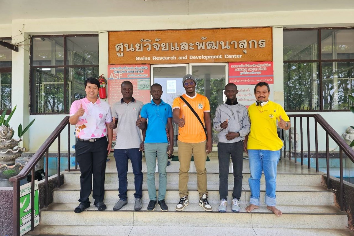 ศูนย์วิจัยและพัฒนาสุกร ให้การต้อนรับคณะศึกษาดูงานจาก คณะเทคโนโลยีการเกษตร มหาวิทยาลัยกาฬสินธุ์ ประกอบด้วยอาจารย์ และนักศึกษาจากสาธารณรัฐโกตดิววัวร์ รวม 14 คน ศูนย์วิจัยและพัฒนาสุกร ให้การต้อนรับคณะศึกษาดูงานจาก คณะเทคโนโลยีการเกษตร มหาวิทยาลัยกาฬสินธุ์ ประกอบด้วยอาจารย์ และนักศึกษาจากสาธารณรัฐโกตดิววัวร์ รวม 14 คน