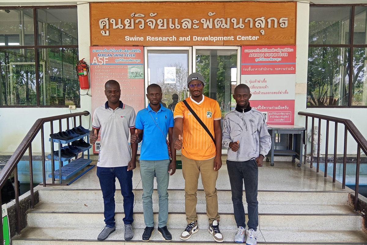 ศูนย์วิจัยและพัฒนาสุกร ให้การต้อนรับคณะศึกษาดูงานจาก คณะเทคโนโลยีการเกษตร มหาวิทยาลัยกาฬสินธุ์ ประกอบด้วยอาจารย์ และนักศึกษาจากสาธารณรัฐโกตดิววัวร์ รวม 14 คน ศูนย์วิจัยและพัฒนาสุกร ให้การต้อนรับคณะศึกษาดูงานจาก คณะเทคโนโลยีการเกษตร มหาวิทยาลัยกาฬสินธุ์ ประกอบด้วยอาจารย์ และนักศึกษาจากสาธารณรัฐโกตดิววัวร์ รวม 14 คน