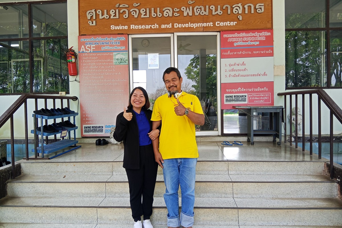 ศูนย์วิจัยและพัฒนาสุกร ให้การต้อนรับคณะศึกษาดูงานจาก คณะเทคโนโลยีการเกษตร มหาวิทยาลัยกาฬสินธุ์ ประกอบด้วยอาจารย์ และนักศึกษาจากสาธารณรัฐโกตดิววัวร์ รวม 14 คน ศูนย์วิจัยและพัฒนาสุกร ให้การต้อนรับคณะศึกษาดูงานจาก คณะเทคโนโลยีการเกษตร มหาวิทยาลัยกาฬสินธุ์ ประกอบด้วยอาจารย์ และนักศึกษาจากสาธารณรัฐโกตดิววัวร์ รวม 14 คน